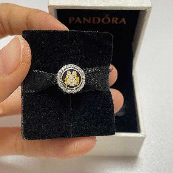 Pandora Miss Piggy (The Muppets) Exclusive Charm - Picture 1 of 5